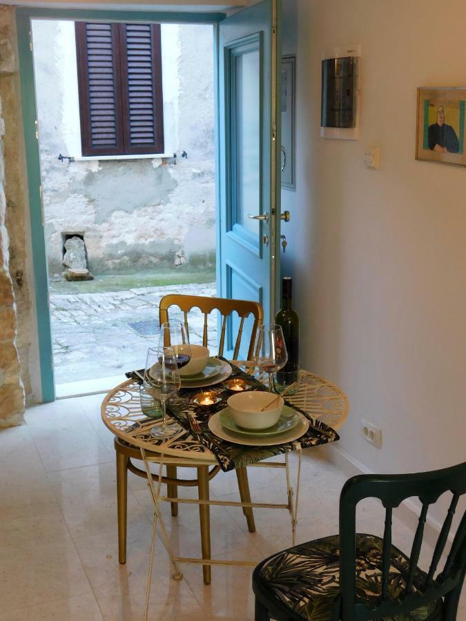 Bezauberndes Steinhaus Mit Garten In Der Altstadt Von Rovinj Eksteriør billede